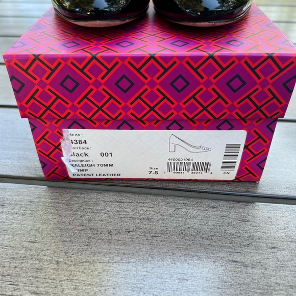 Tory Burch Raleigh 70MM Pump. Black Patent Leather. Gold Medallion. Size 7.5 EUC - Picture 9 of 9